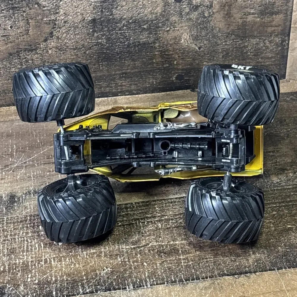 Monster Jam Earth Shaker Diecast Monster Truck Toy 1:24 Yellow Black Collectible
